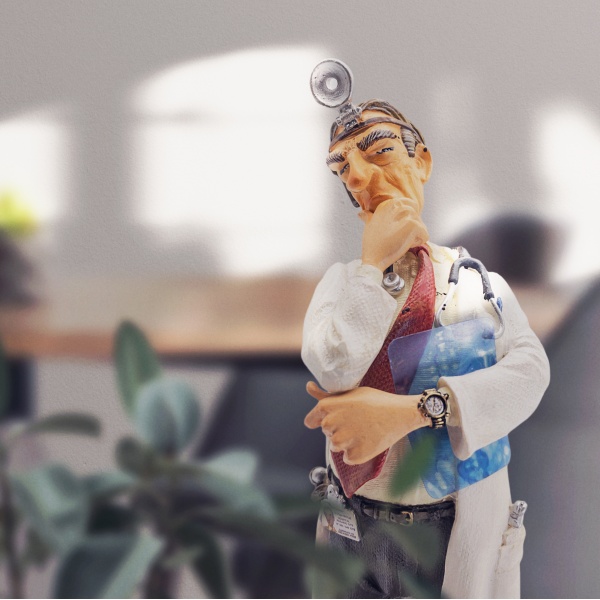 The Doctor, Renkli El Boyaması, Dekoratif Figür 9x9x24 cm