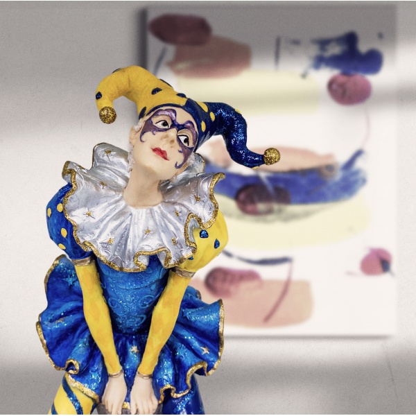 Maymunu ile Oturan Kadın Soytarı Figürü, Renkli El Boyaması, Dekoratif Heykel 15x12x26 cm