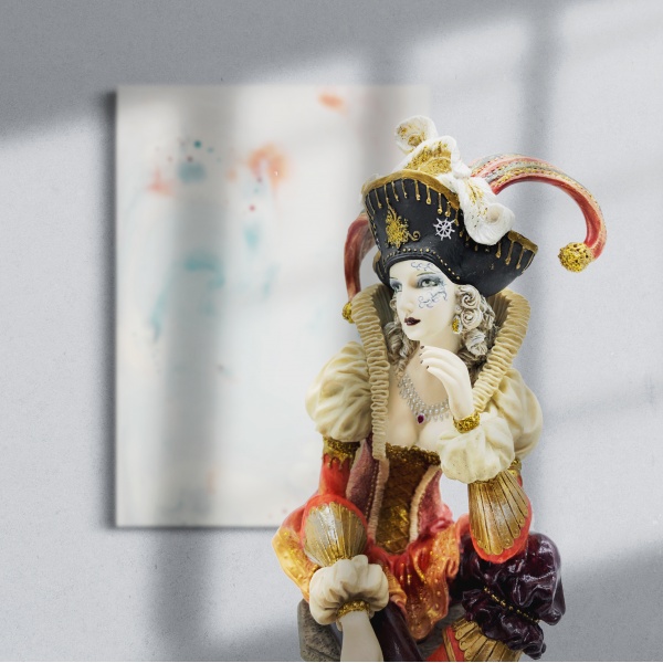 Sütun Üzerinde Oturan Kadın Soytarı Figürü, Renkli El Boyaması, Dekoratif Heykel 9x10,5x27 cm