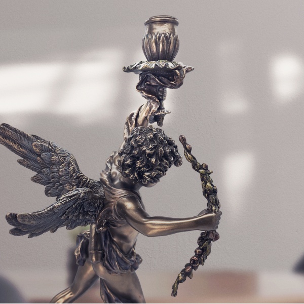 Aşk Tanrısı Figürlü Şamdan, Renkli ve Bronz El Boyaması, Büyük Boy Dekoratif Mumluk 16x17x45,5 cm