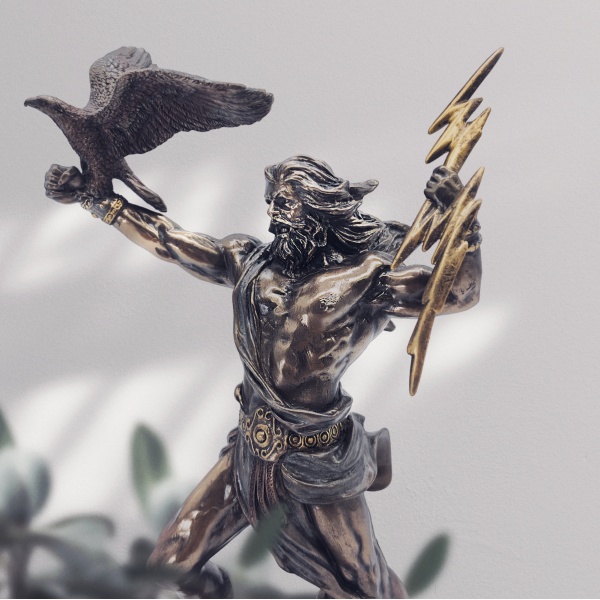 Kartal ve Yıldırım Tutan Zeus Figürü, Bronz ve Renkli El Boyaması, Mitolojik Heykel 13x8,5x21,5 cm