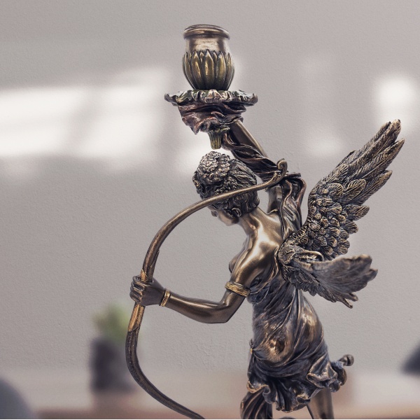 Yunan Mitolojisi Diana Figürlü Şamdan, Renkli ve Bronz El Boyaması, Büyük Boy Dekoratif Mumluk 18x15x45,5 cm