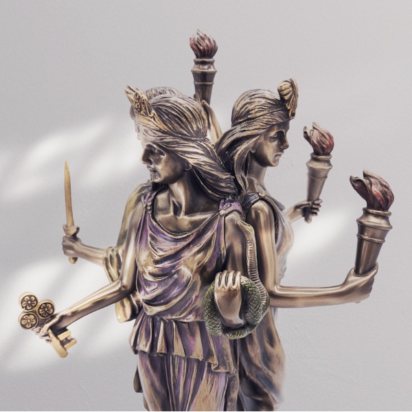 Yunan Tanrıçası Hacete Figürü, Bronz El Boyaması, Mitolojik Heykel 18x14x30 cm