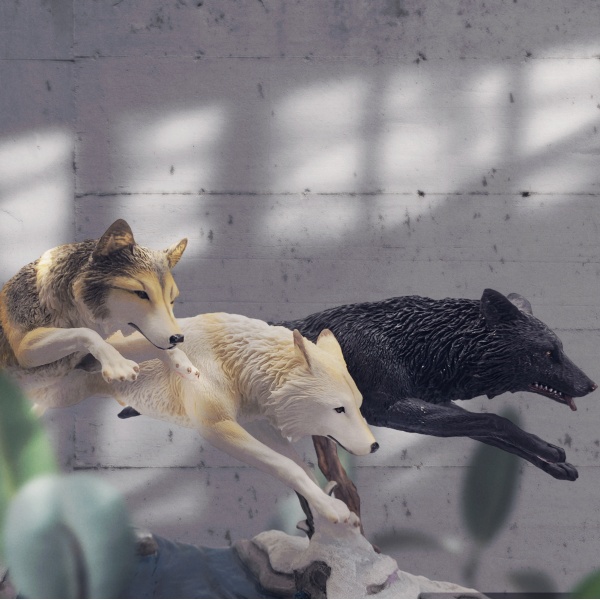 Buz Üzerinden Atlayan Üç Kurt Figürü, Renkli El Boyaması, Dekoratif Heykel 39x17x13 cm