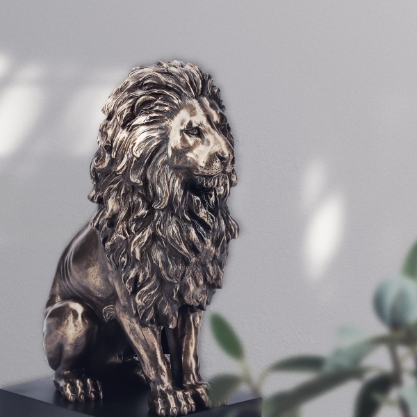 Oturan Aslan Figürü Standlı, Bronz El Boyaması, Dekoratif Heykel 10x16x22,5 cm