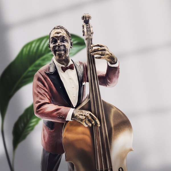 Kontrabas Sanatçıcı Figürü, El Boyaması 16x13x33.5 cm