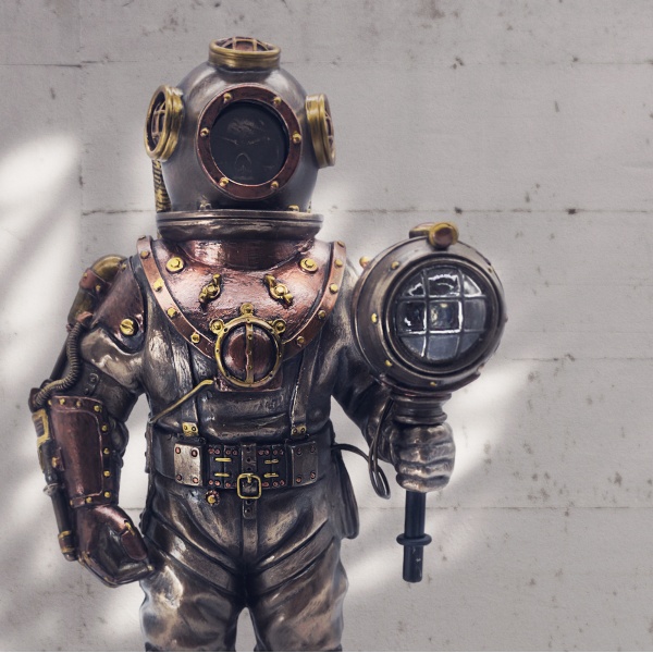 Steampunk İskelet Dalgıç Figürü Işıklı, Renkli El Boyaması, Dekoratif Heykel 12x11x27 cm