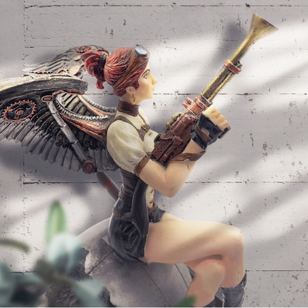 Steampunk Pervaneli Motor Üzerinde Oturan Kadın Figürü, Bronz ve Renkli El Boyaması, Dekoratif Heykel 18x16x21 cm