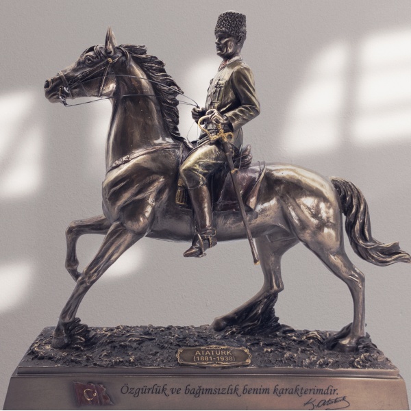 At Üzerinde Atatürk Figürü, Bronz El Boyaması, Dekoratif Heykel 28,5x9,5x26,5 cm