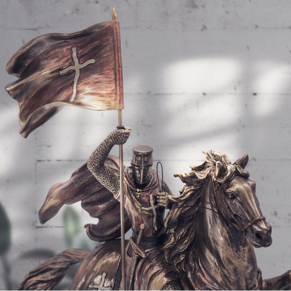 At Üzerinde Bayrak Tutan Şovalye Figürü, Bronz ve Renkli El Boyaması, Dekoratif Heykel 30x12,5x37,5 cm
