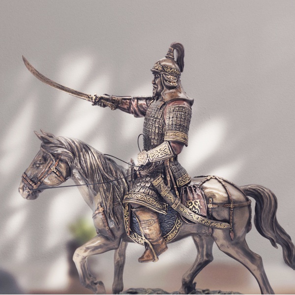 At Üzerinde Cengiz Han Figürü, Bronz ve Renkli El Boyaması, Dekoratif Heykel 34x14,5x33 cm - Büyük Boy 