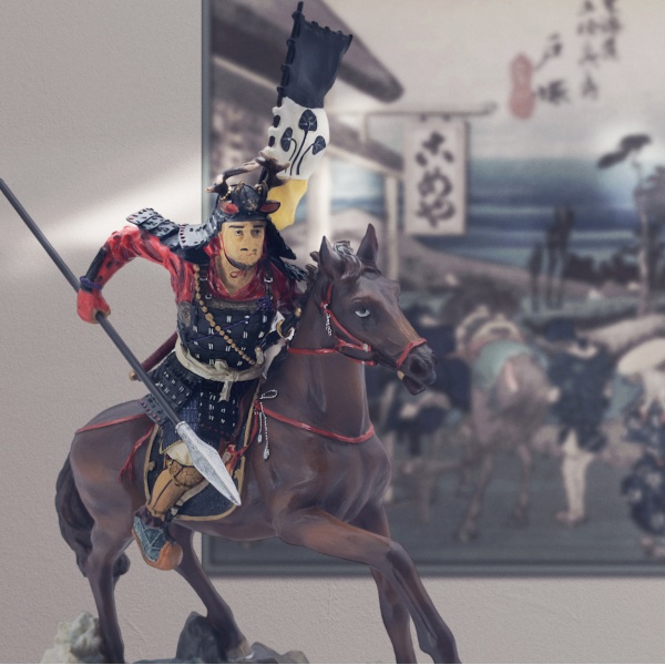 At Üzerinde Mızraylı Samuray Figürü, Renkli El Boyaması, Dekoratif Heykel 21x12x27,5 cm