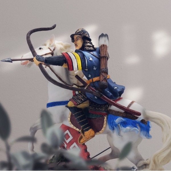 At Üzerinde Ok Atan Samuray Figürü, Renkli El Boyaması, Dekoratif Heykel 20x12,5x21,5 cm