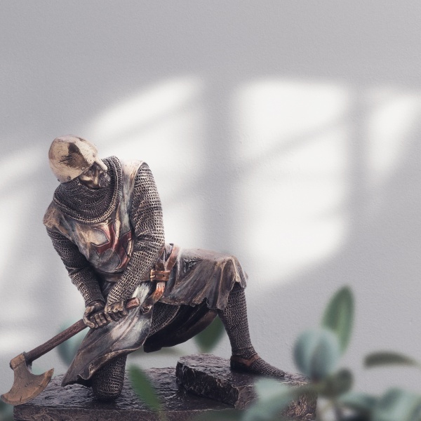 Tapınak Şovalyesi Figürü Baltalı, Bronz ve Renkli El Boyaması, Dekoratif Heykel 20x11x17,5 cm