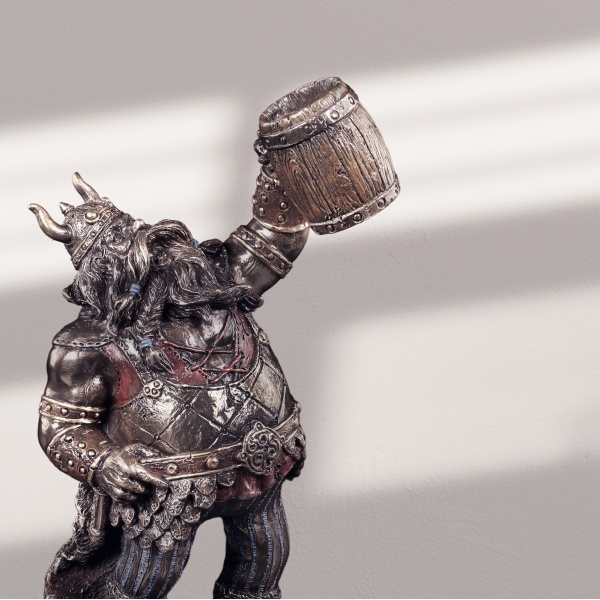 Fıçı Tutan Viking Figürü, Bronz ve Renkli El Boyaması, Dekoratif Heykel 10x18 cm