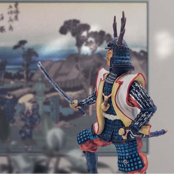 Geyik Boynuz Kasklı Japon Samuray Figürü, Renkli El Boyaması, Dekoratif Heykel 16x12x25 cm