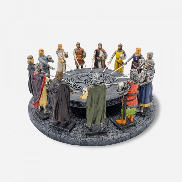 Kral Arthur ve Yuvarlak Masa Sovalyeleri Figürü, Renkli El Boyaması, Dekoratif Heykel 30x30x12 cm