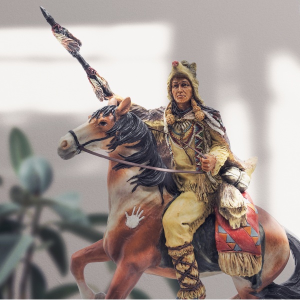 Kurt ve At Üzerinde Amerikan Yerlisi Figürü, Renkli El Boyaması, Dekoratif Heykel 18x8,5x21 cm