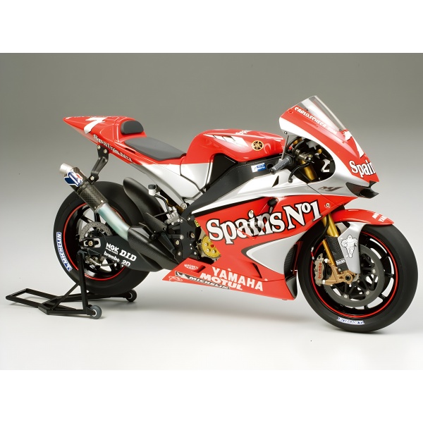 1/12 Yamaha YZR-M1 '04 No.7/No.33 Plastik Motosiklet Maket Kiti